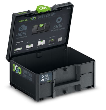 Öppen svart förvaringslåda med lock, texten "SYS ECO 100", "50% CO₂ emissions", och "65% Recycling material".