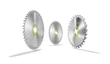 Tre cirkelsågklingor med silverfärgad metallisk yta och fina tänder, uppställda mot en vit bakgrund.