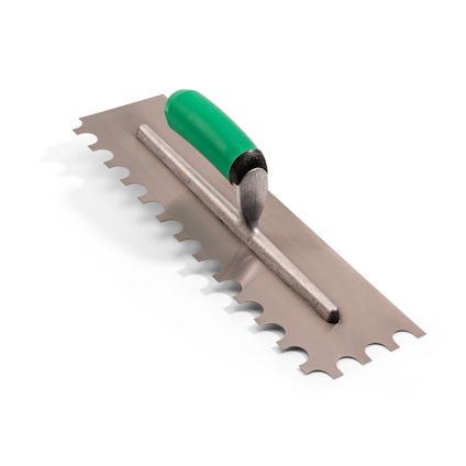 Tandad spackelspade med grönt handtag och rektangulärt stålblad med rundade tänder på ena sidan.