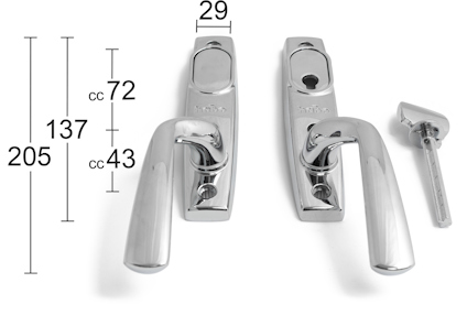Dörrtrycken med måtten 205x29 mm, 137 mm, cc 72, 43 mm i silverfinish samt nyckel.