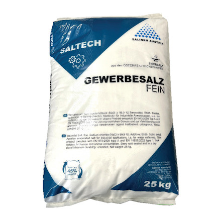 Vit säck med texten "SALTECH" och "GEWERBESALZ FEIN", innehåller 25 kg salt.