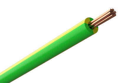 Grön kabel med gul längsgående linje och exponerade koppartrådar i änden.