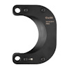 Svart, C-formad metallkomponent med texten "Cu/Al 49-16-2875 0M22" ingraverad.