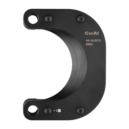 Svart, C-formad metallkomponent med texten "Cu/Al 49-16-2875 0M22" ingraverad.