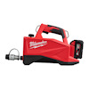 Röd och svart sladdlös hydraulisk pump med texten "Milwaukee" och "Brushless" på sidan. Batteri synligt på baksidan.