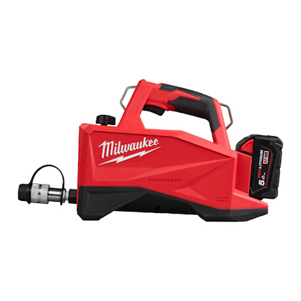 Röd och svart sladdlös hydraulisk pump med texten "Milwaukee" och "Brushless" på sidan. Batteri synligt på baksidan.