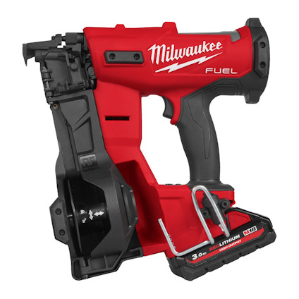 Röd och svart pappspikpistol med texten "Milwaukee Fuel", gråa detaljer och batteri undertill.