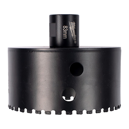 Cirkelformat borrhuvud i svart metall med tandad kant och två hål, märkning "Milwaukee 83mm" synlig.