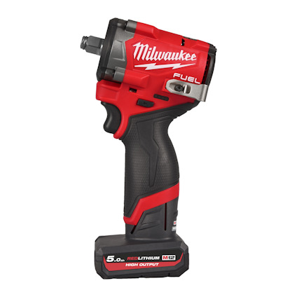 Röd och svart sladdlös mutterdragare med texten "Milwaukee" och "FUEL" på sidan. Batteri med märkningen "5.0 Ah REDLITHIUM M12".