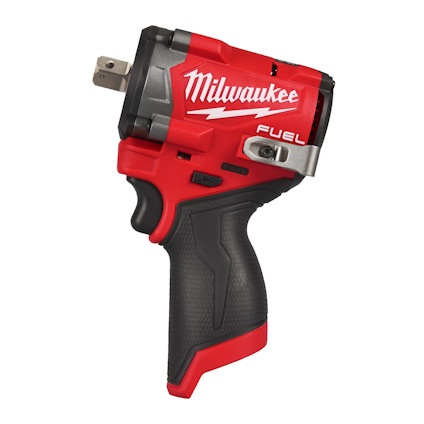 Röd och svart batteridriven mutterdragare med märket "Milwaukee" och texten "Fuel".