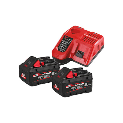 Laddare och två röda och svarta litiumbatterier med texten "M18 REDLITHIUM FORGE".