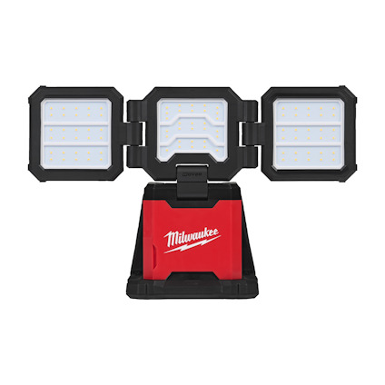 Röd och svart arbetslampa med tre justerbara LED-paneler och en på/av-knapp i mitten. Märkt "Milwaukee".