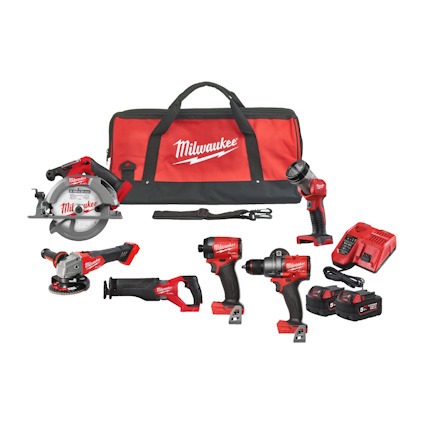 Verktygssats med cirkelsåg, vinkelslip, tigersåg, borrmaskin, lampa, batterier, laddare och röd förvaringsväska med texten "Milwaukee".