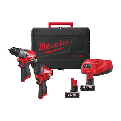 Borrmaskin, slagskruvdragare, batteriladdare, batterier och en verktygslåda med "Milwaukee" text.