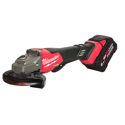 Vinkelslip med röd och svart design, batteridriven med texten "Milwaukee" och "Fuel" på sidan.