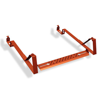 Röd och svart metallstruktur med steg, troligen en del av ett byggsystem eller taksäkerhet.