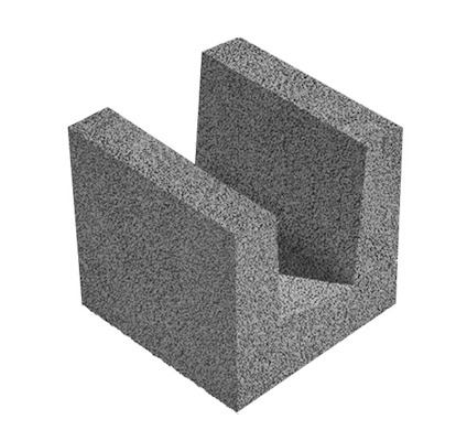 Betongblock i U-form med grov yta, liggande mot vit bakgrund.