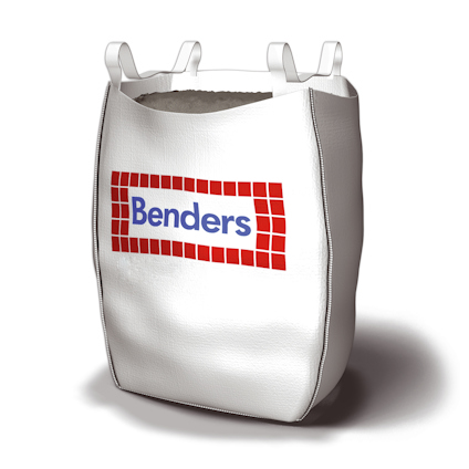 Säck med texten "Benders" i blått och röd vit mosaikdesign, har handtag och är fylld med material.