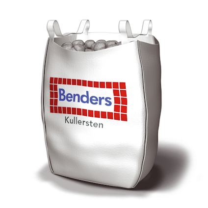 Vit storsäck med texten "Benders Kullersten", fylld med gråröda stenar och fyra lyftöglor upptill.
