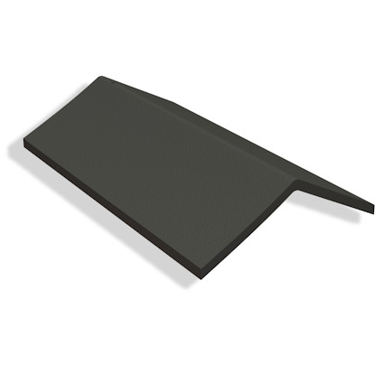 Svart takpanna i betong med vinklad design, sedd i profil mot en vit bakgrund.