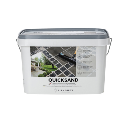Vit plasthink med grått lock och etikett med texten "QUICKSAND LITHOMEX". Bild av stenläggning visas på etiketten.