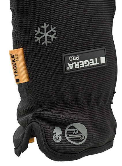 Svart handske med etiketter "TEGERA PRO", en snöflinga och en pekikon. Quiltat mönster med orange flik på sidan.