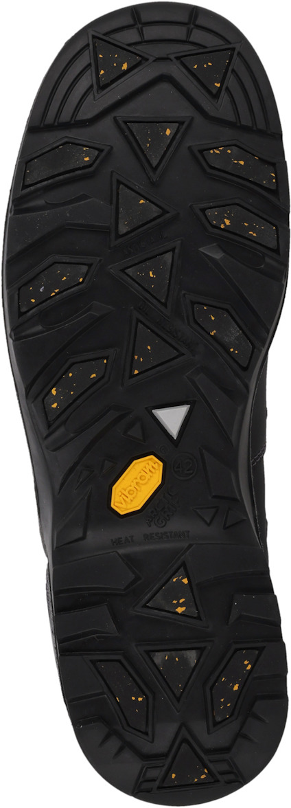 Svart sko med grovt mönstrad sula, gula inslag och texten "Vibram".