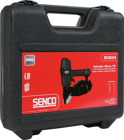Svart plastväska med röd etikett märkt "SENCO SCN34". Bild av spikpistol och textdetaljer om kompatibilitet.