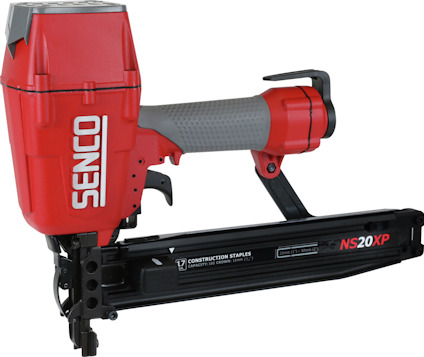 Röd och svart häftpistol med texten "SENCO", modell "NS20XP" synlig på sidan.