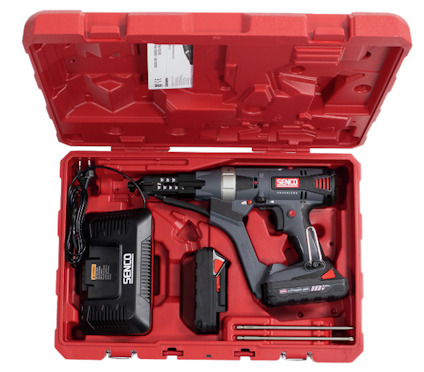 Röd plastlåda med en Senco batteridriven spikpistol, laddare, batteri och två långa verktyg.