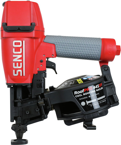 Röd och svart spikpistol med märket Senco och texten "RoofPRO 445XP" på sidan.