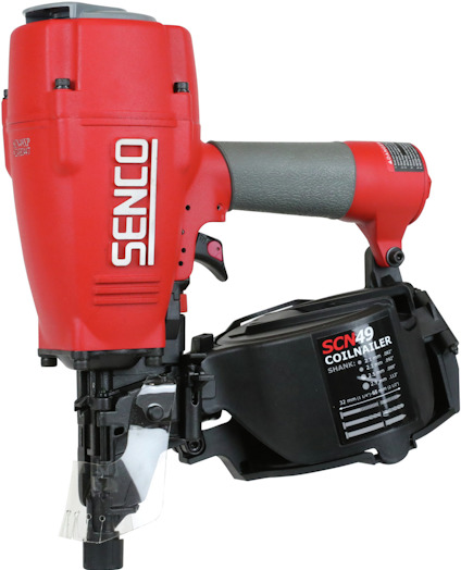 Röd spikpistol med svart magasin, märke "SENCO", modell "SCN49", mot svart bakgrund.