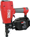 Spikpistol med röd och svart design, märkt "Senco" och "SCN49 Coilnailer".