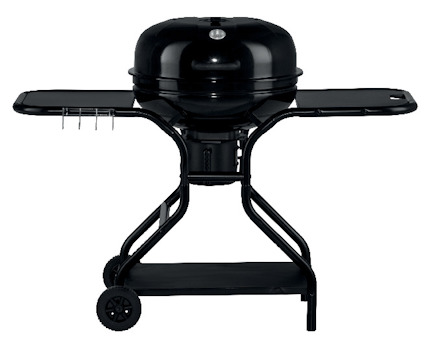 Svart kolgrill på hjul med lock, sidobord, krokar och underhylla.