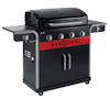 Svart hybridgrill med fyra kontrollvred och röd text "GAS2COAL" på framsidan. Lock över grillplattan. Två sidobord.