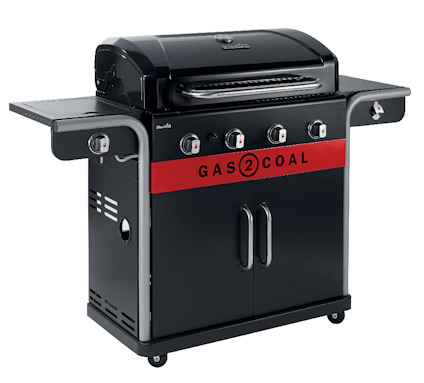 Svart hybridgrill med fyra kontrollvred och röd text "GAS2COAL" på framsidan. Lock över grillplattan. Två sidobord.