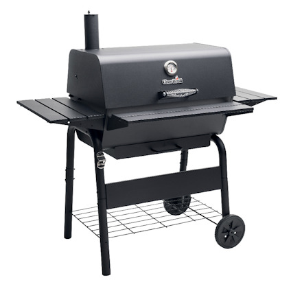 Kolgrill med svart stålkonstruktion, sidohyllor, skorstensrör och termometer på locket. Grillen har hjul för enkel förflyttning.