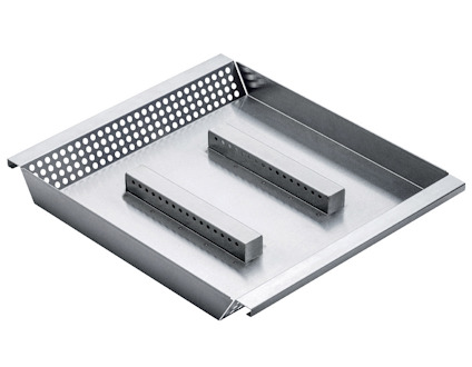 Rektangulärt, silverfärgat koltråg med perforerade kanter och två parallella metallstänger i botten.