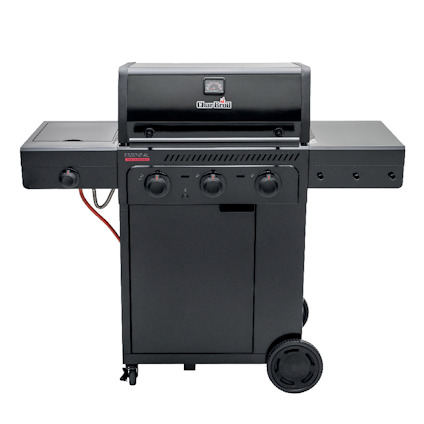 Svart gasolgrill med fyra vred, två sidobord och termometer på locket. Röd gasolslang synlig på sidan.