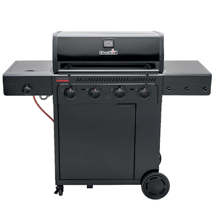 Gasolgrill med fyra vred, svart lock, sidobord och hjul. Märkt med "Char-Broil" och termometer på locket.