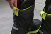 Svart sko med neongröna detaljer och texten "jalas" på häl och dragflärp.