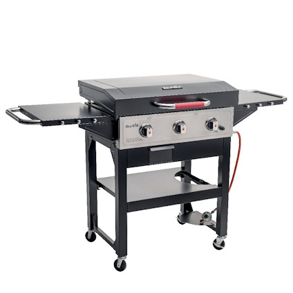 Svart gasolgrill med tre vred och två sidobord, monterad på en vagn med hjul.