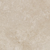 Ljusbeige keramisk platta med subtila fläckar och textur, som imiterar natursten.