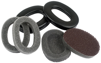 Hygienkit med svarta och grå kuddar, ovala formade, för hörselskydd.