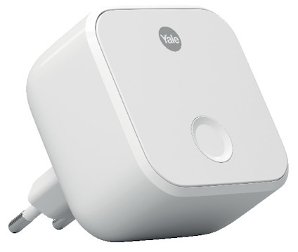 Vit, fyrkantig Wi-Fi-brygga med rund knapp och märkt "Yale". Har en stickkontakt.