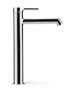 Hög, kromad tvättställsblandare med rak, cylindrisk design och minimalistisk spak på toppen.
