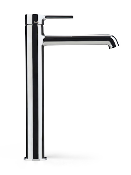 Hög, kromad tvättställsblandare med rak, cylindrisk design och minimalistisk spak på toppen.