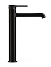 Svart, hög blandare med modern design och ett handtag på toppen.