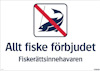 Skylt med texten "Allt fiske förbjudet" och en bild av en fisk överstruken med ett rött streck.