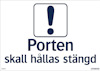 Vit skylt med blå text: "Porten skall hållas stängd" och en blå ikon med ett utropstecken.